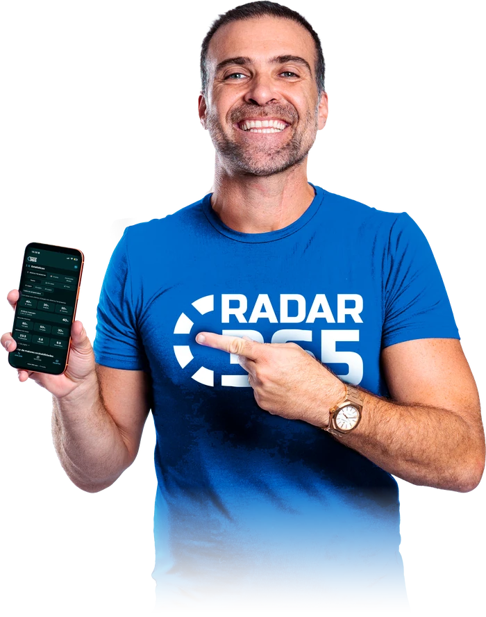 Pilhado, embaixador oficial do Radar 365, mostrando o app no celular